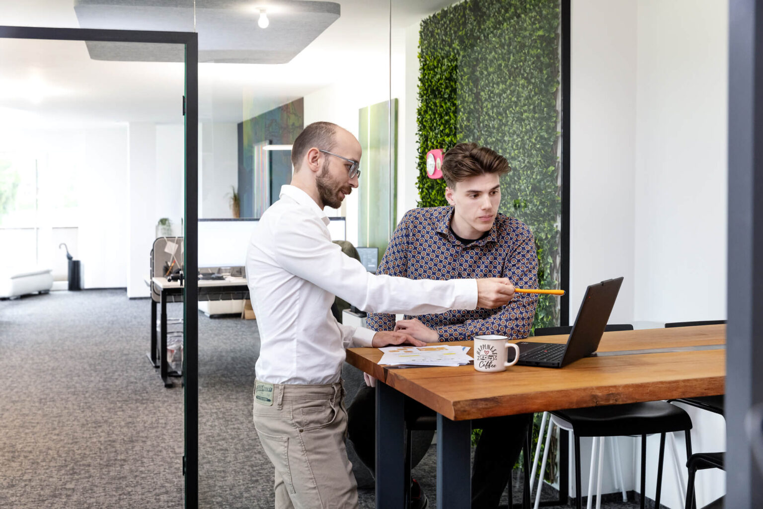 KLueger digital Arbeitsunterhaltung mit Kollegen und Kaffee