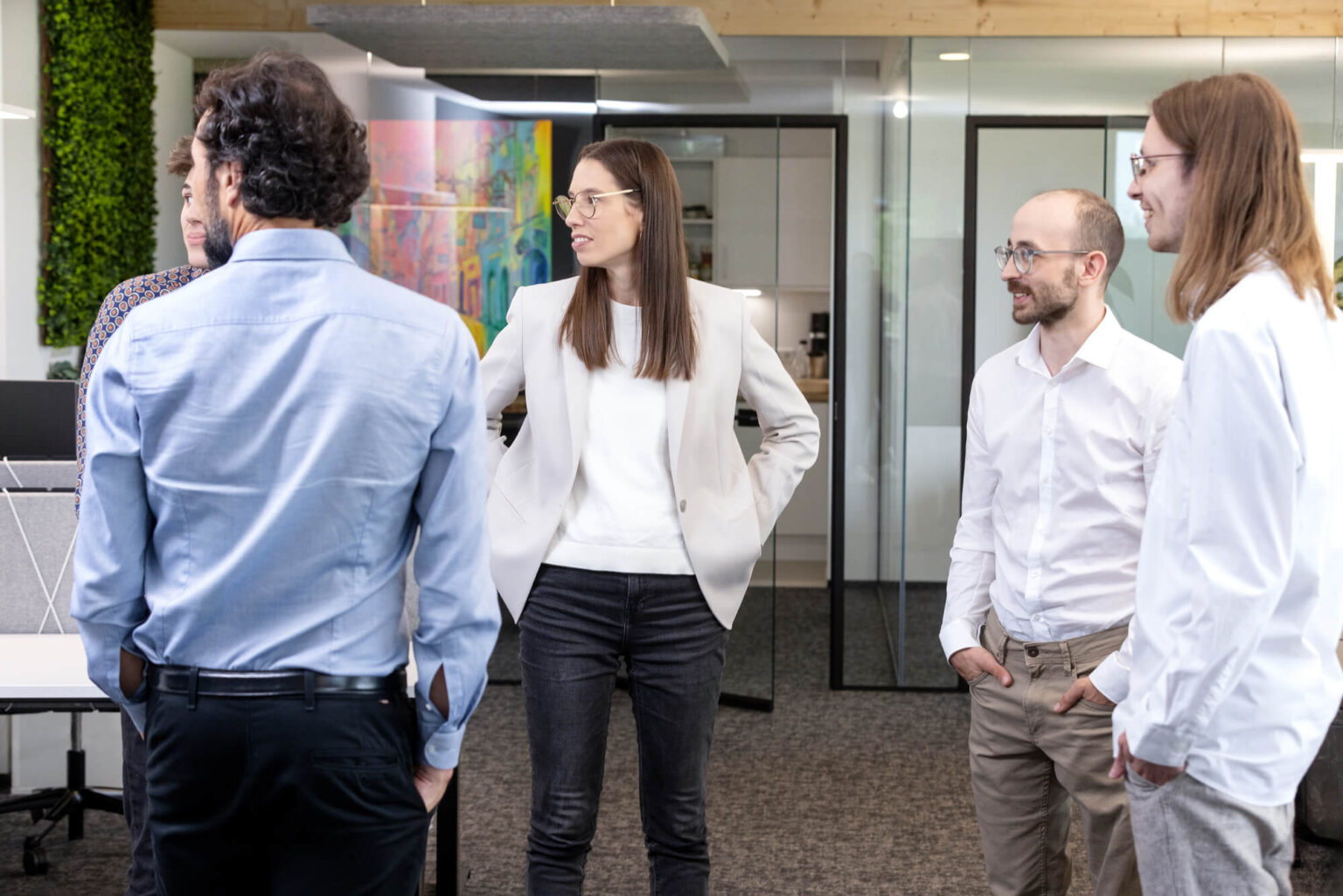 KLueger digital Team Besprechung stehend