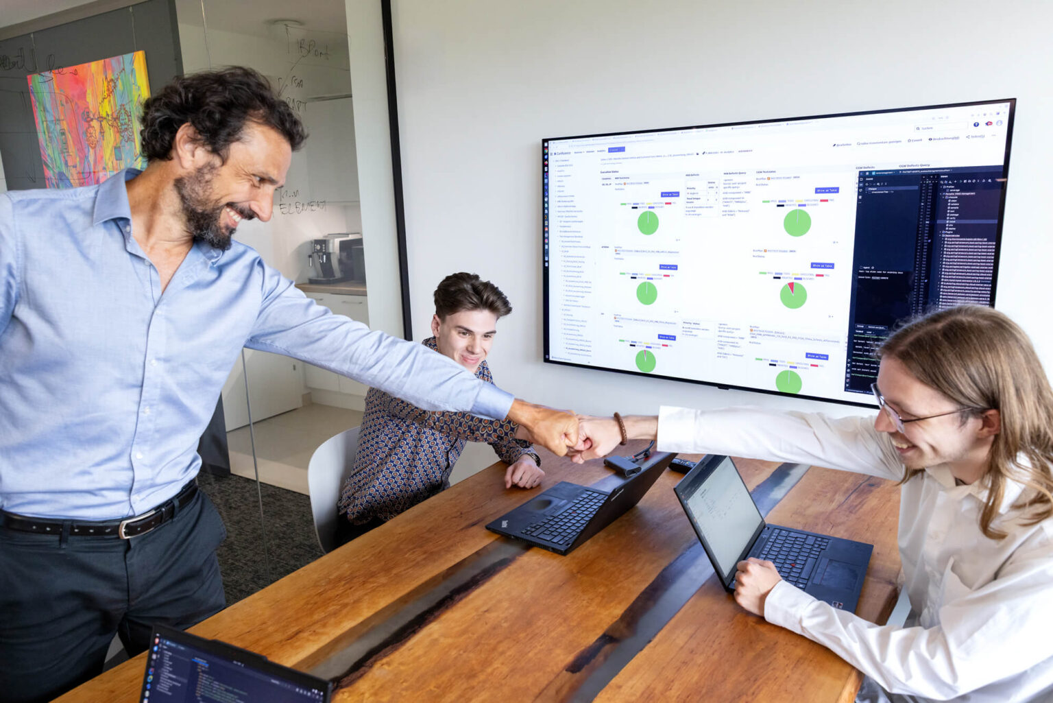 KLueger digital Bessprechungsraum Team fist pump